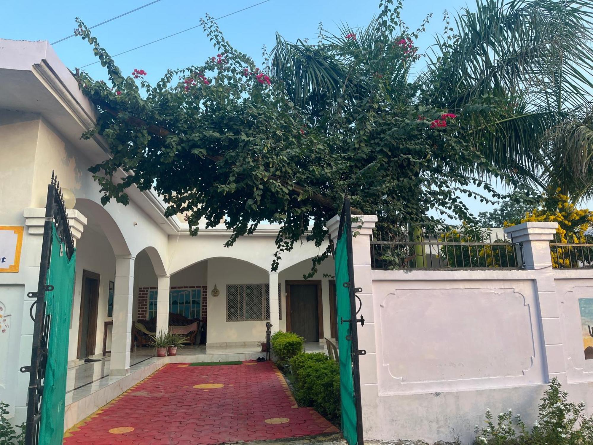 Sunrise Bed & Breakfast Khajurāho Dış mekan fotoğraf